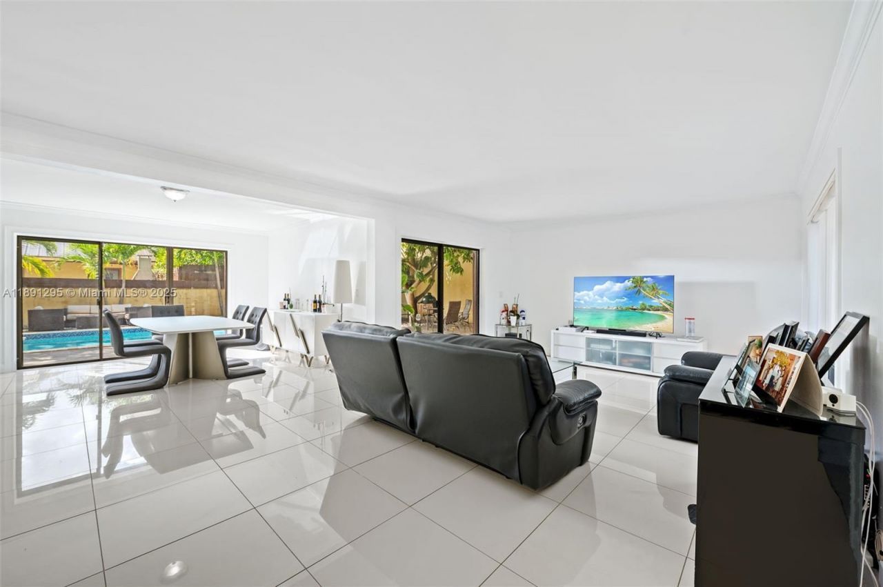 1010 NE 204th Ter, Miami, FL 33179 Photo