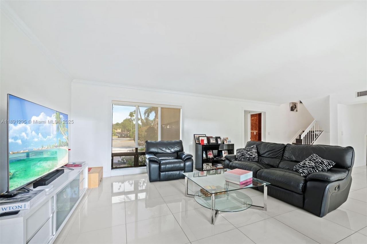 1010 NE 204th Ter, Miami, FL 33179 Photo