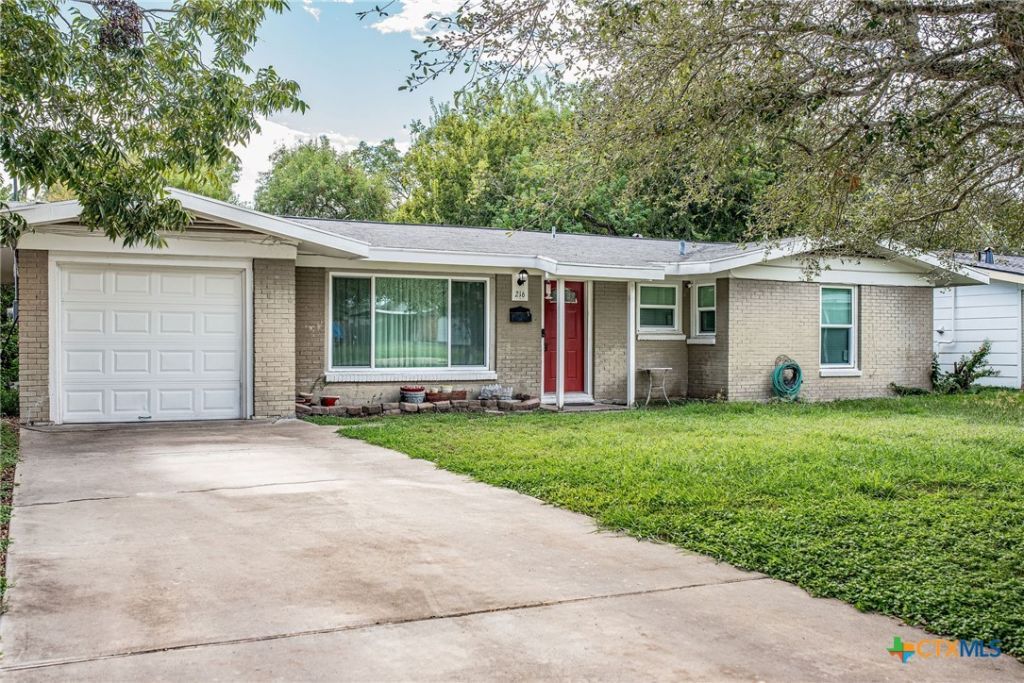 216 Bowie Street, Port Lavaca, TX 77979 Main Photo