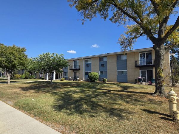 9561 Dee Road, Unit 2D, Des Plaines, IL 60016