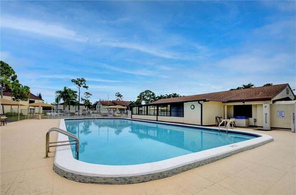 325 Knotty Pine Circle, Unit B-2, Greenacres, FL 33463 Photo