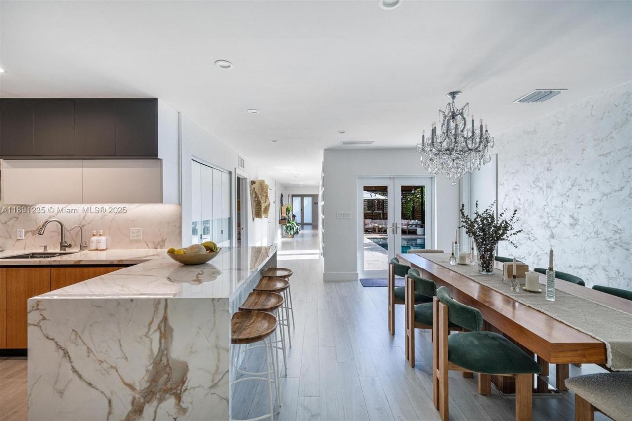 2437 SW 25th Ter, Miami, FL 33133 Photo