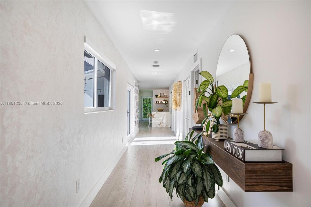 2437 SW 25th Ter, Miami, FL 33133 Photo