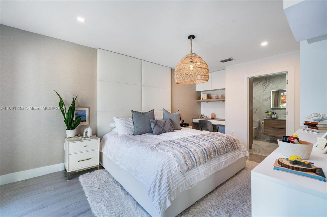 2437 SW 25th Ter, Miami, FL 33133 Photo