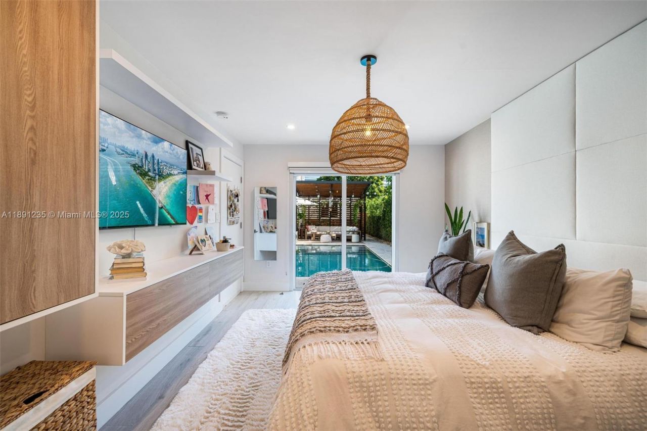 2437 SW 25th Ter, Miami, FL 33133 Photo