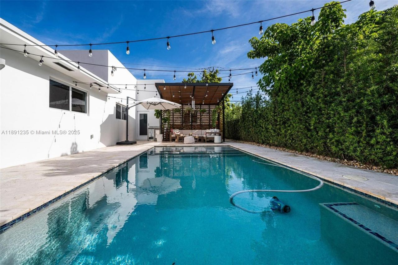 2437 SW 25th Ter, Miami, FL 33133 Photo