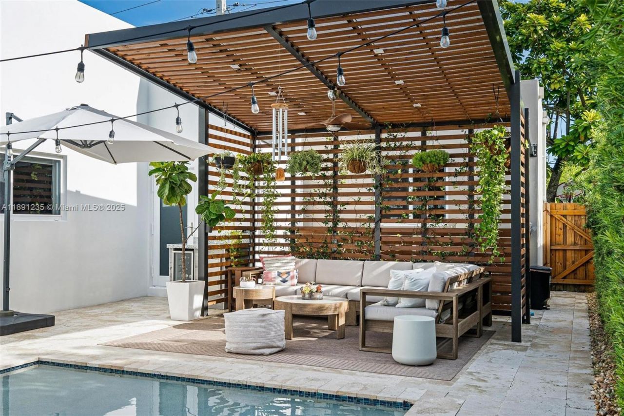 2437 SW 25th Ter, Miami, FL 33133 Photo