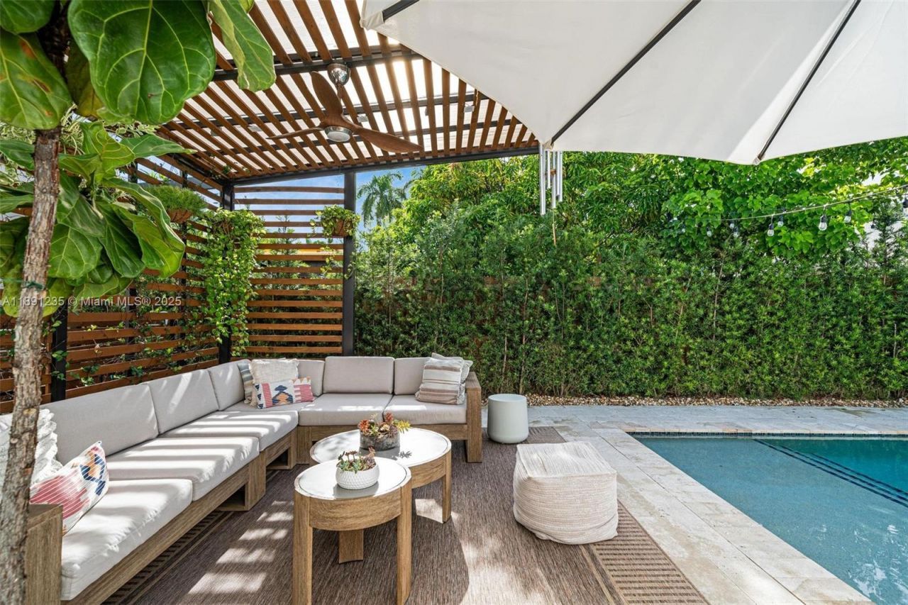 2437 SW 25th Ter, Miami, FL 33133 Photo