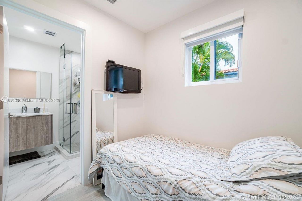 2437 SW 25th Ter, Miami, FL 33133 Photo