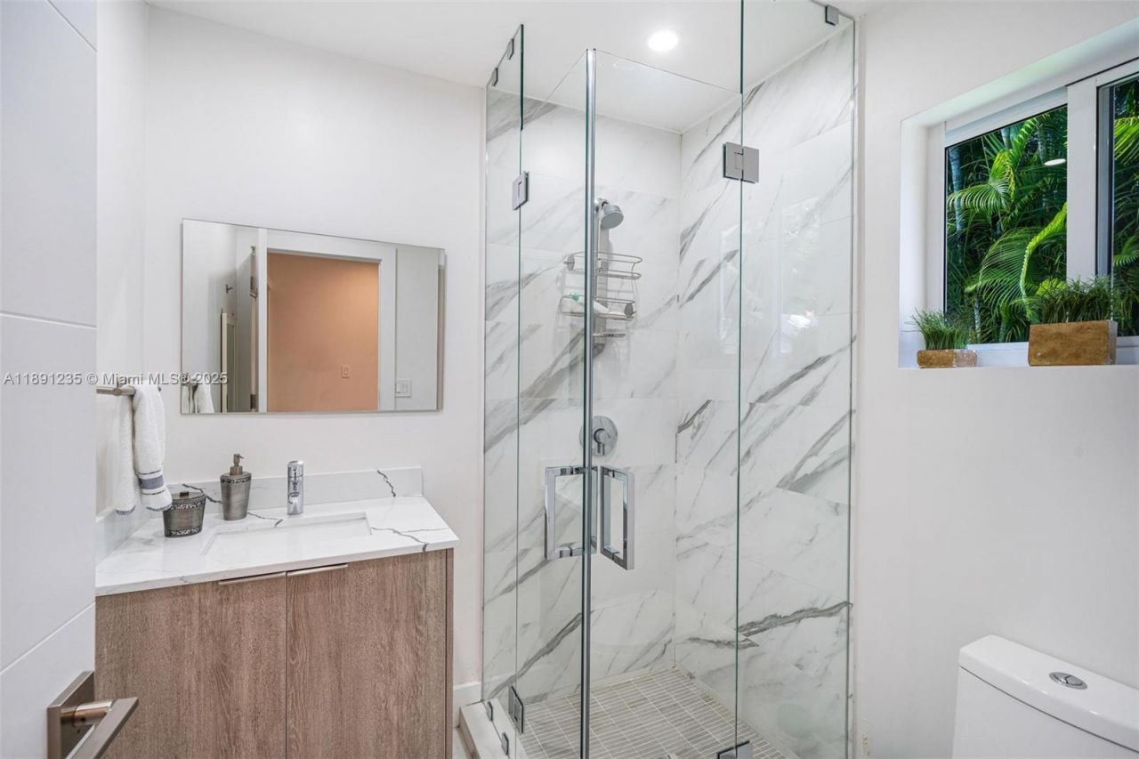 2437 SW 25th Ter, Miami, FL 33133 Photo