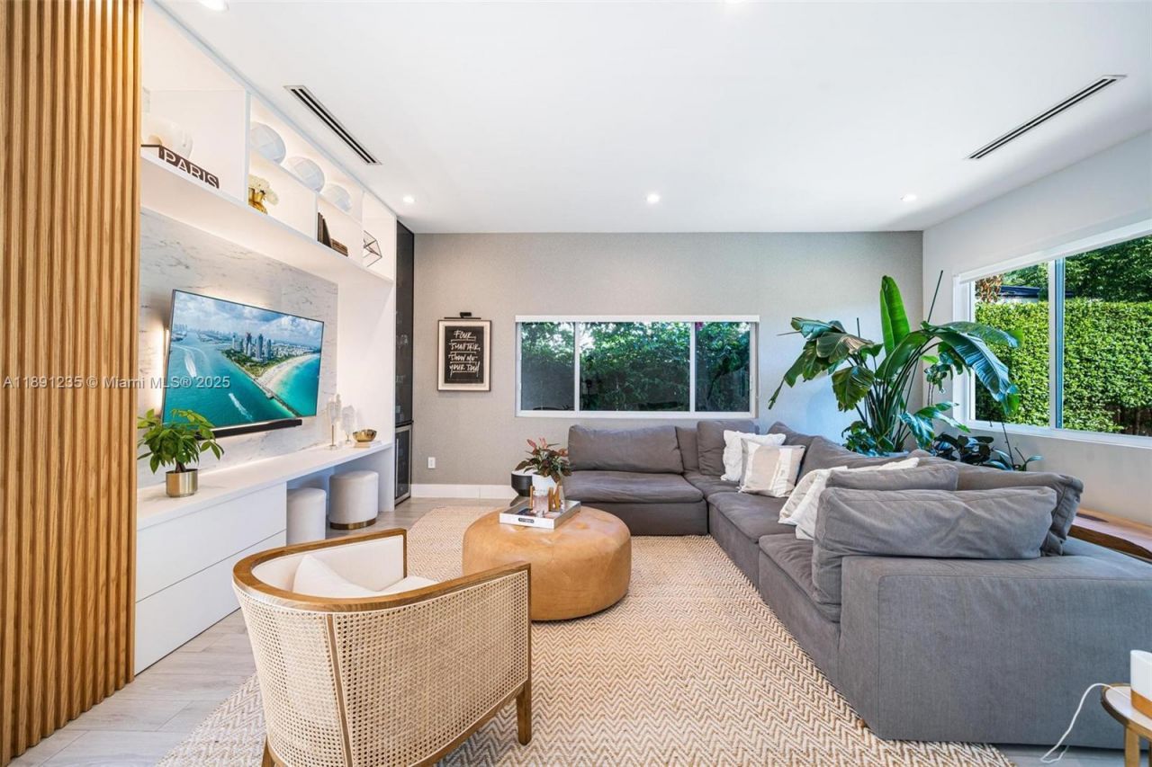 2437 SW 25th Ter, Miami, FL 33133 Photo