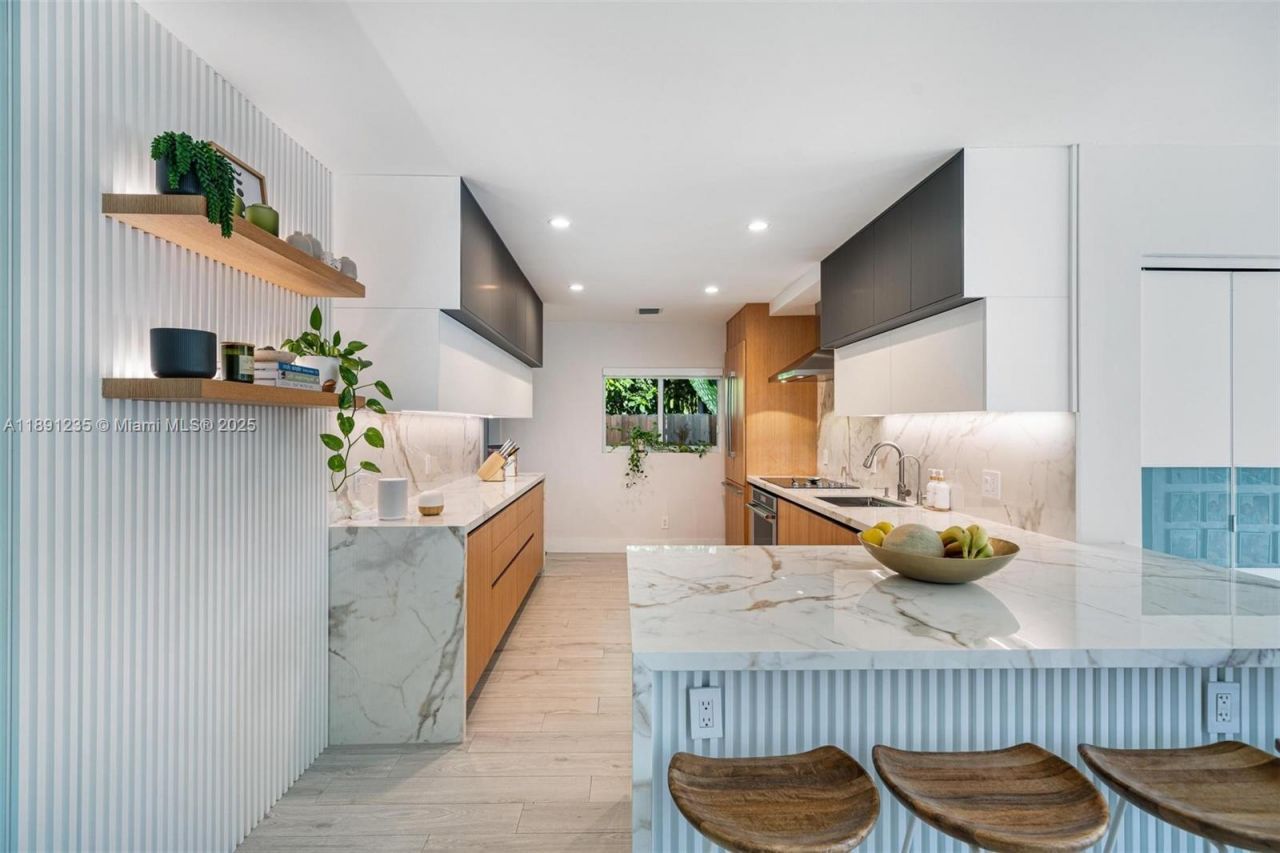 2437 SW 25th Ter, Miami, FL 33133 Photo