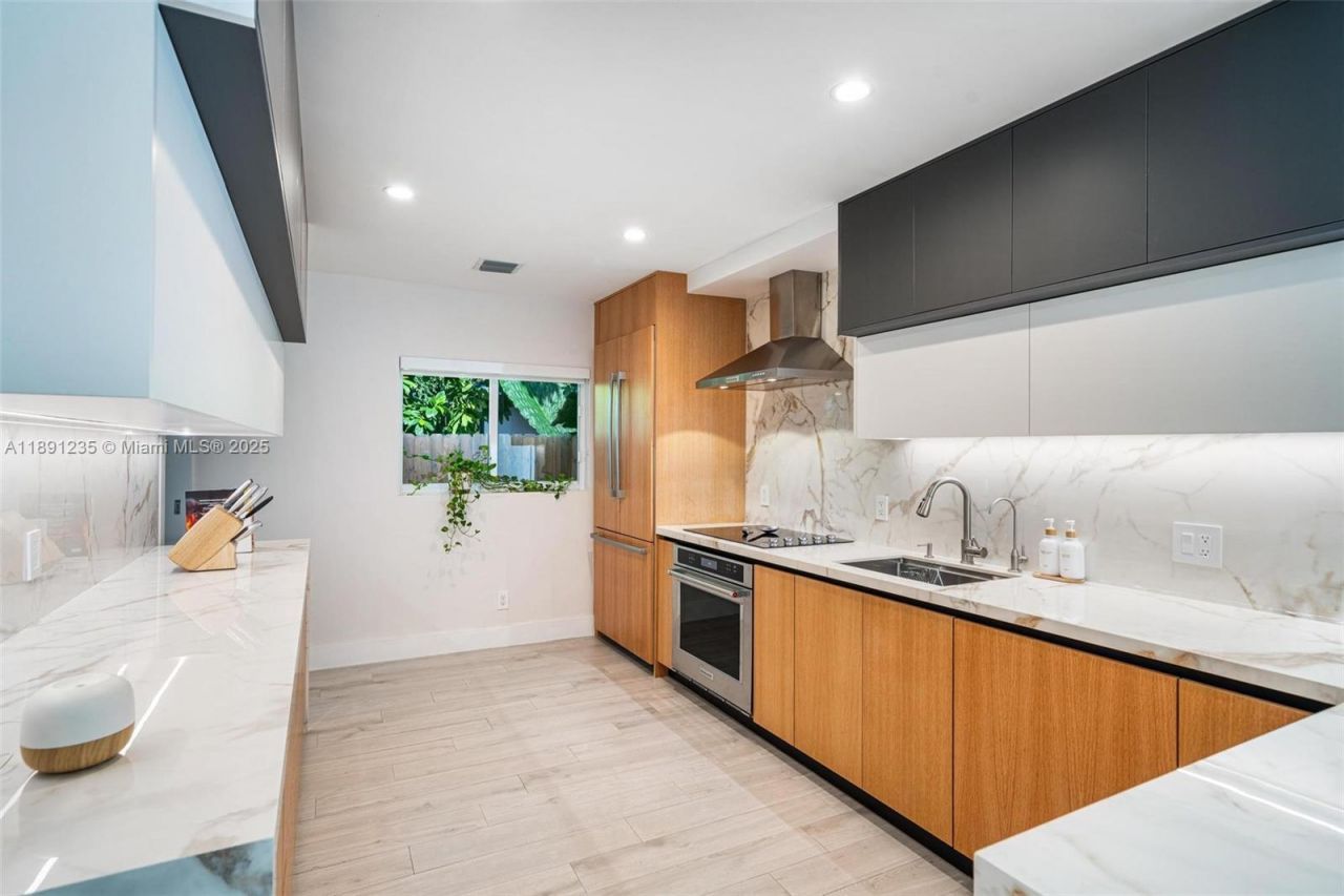 2437 SW 25th Ter, Miami, FL 33133 Photo