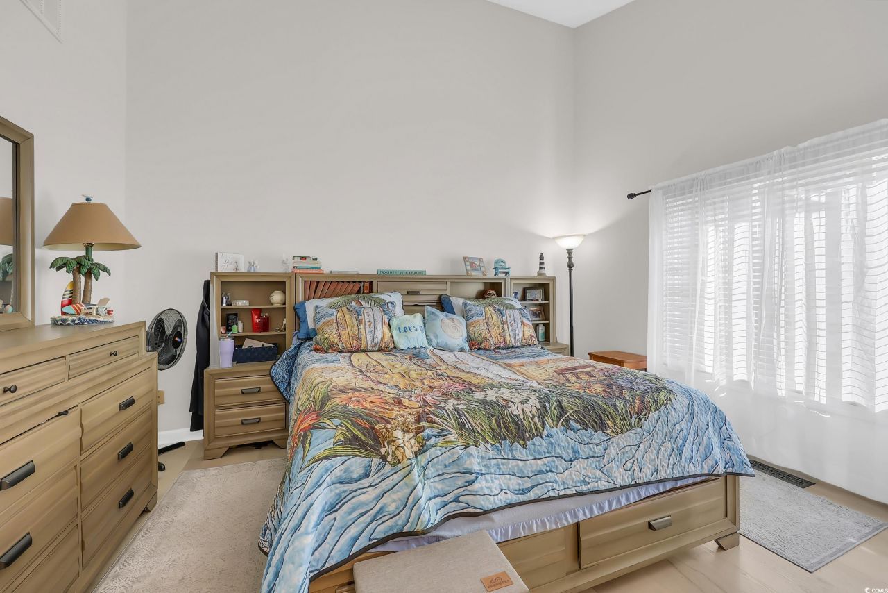 609 Bay St. Photo 14