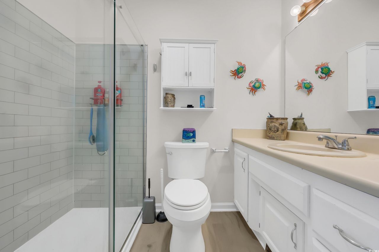 609 Bay St. Photo 17