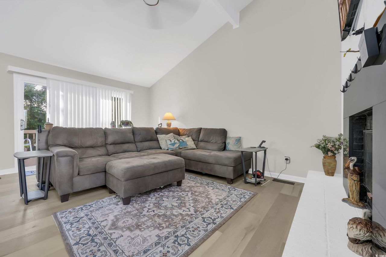 609 Bay St. Photo 18