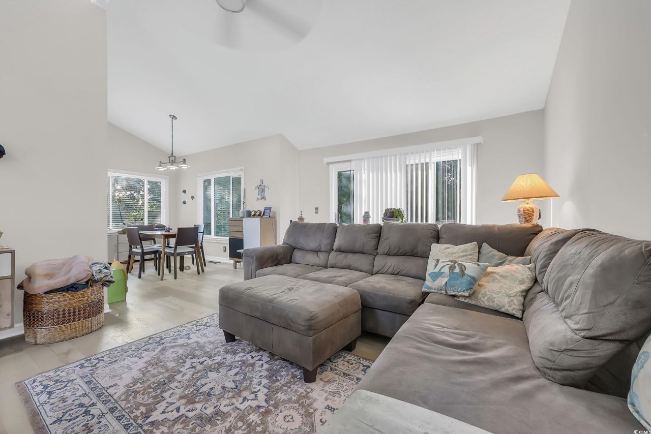 609 Bay St. Photo 20