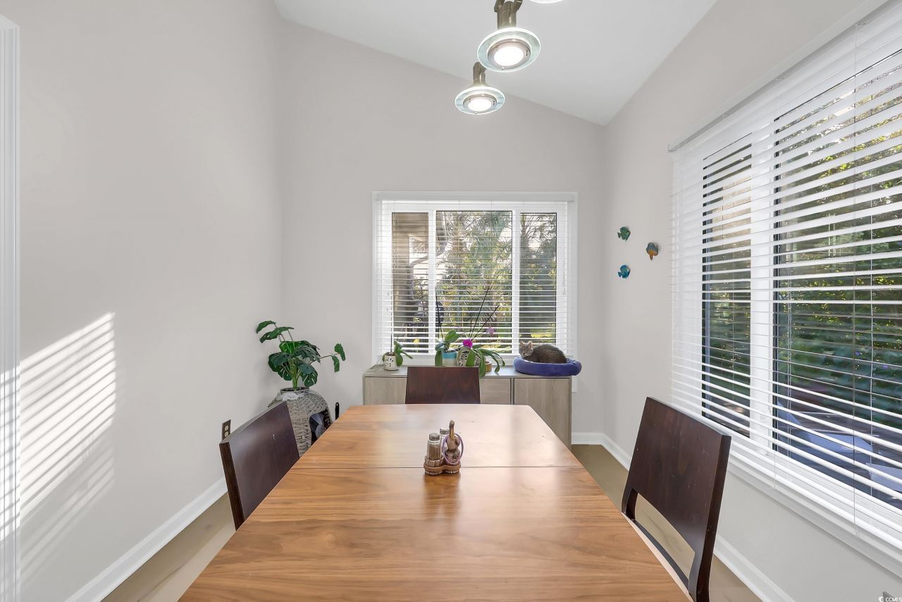 609 Bay St. Photo 21