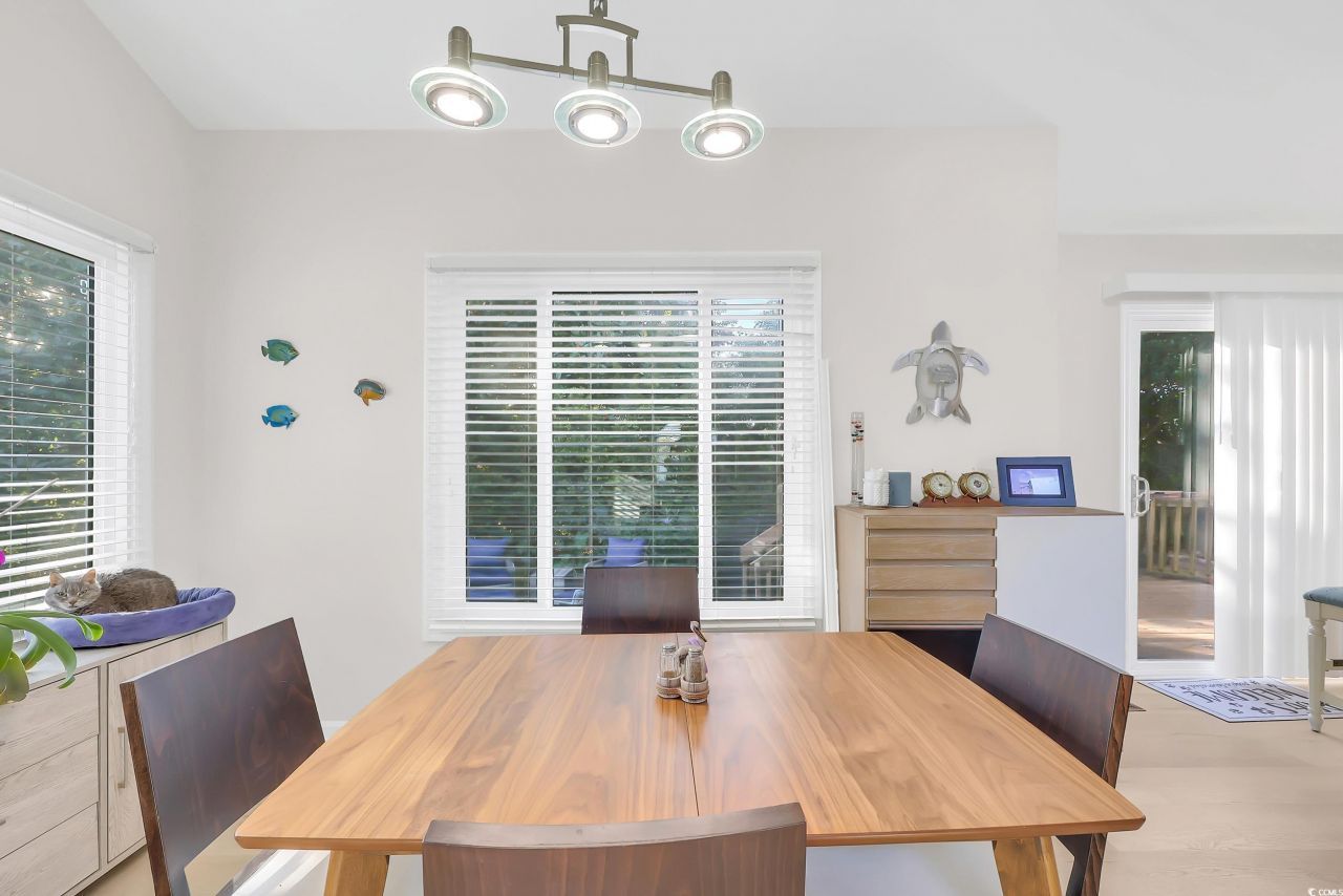 609 Bay St. Photo 22