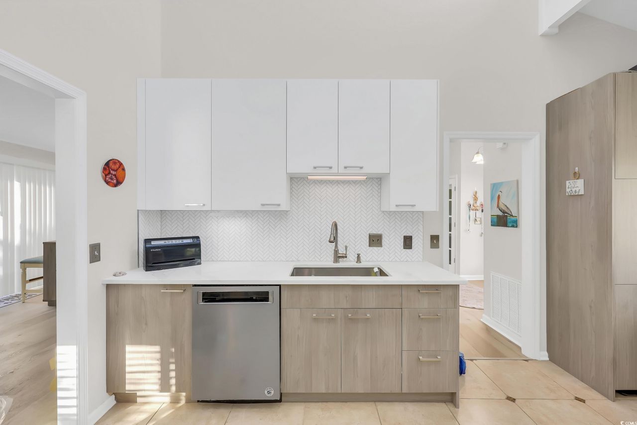 609 Bay St. Photo 23