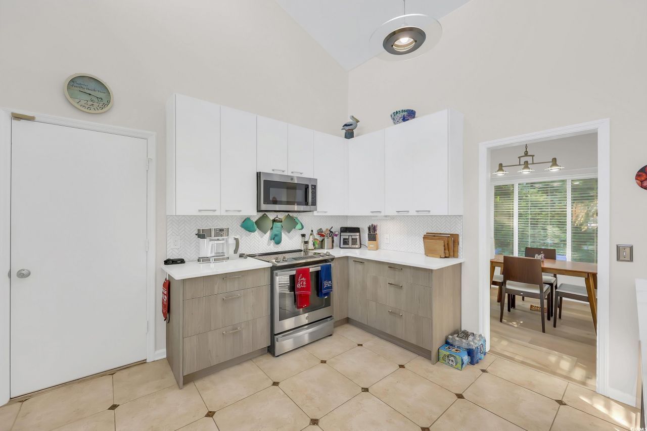 609 Bay St. Photo 24