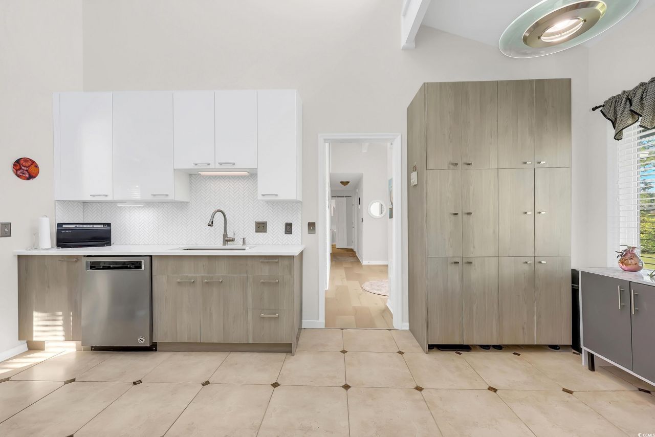 609 Bay St. Photo 27