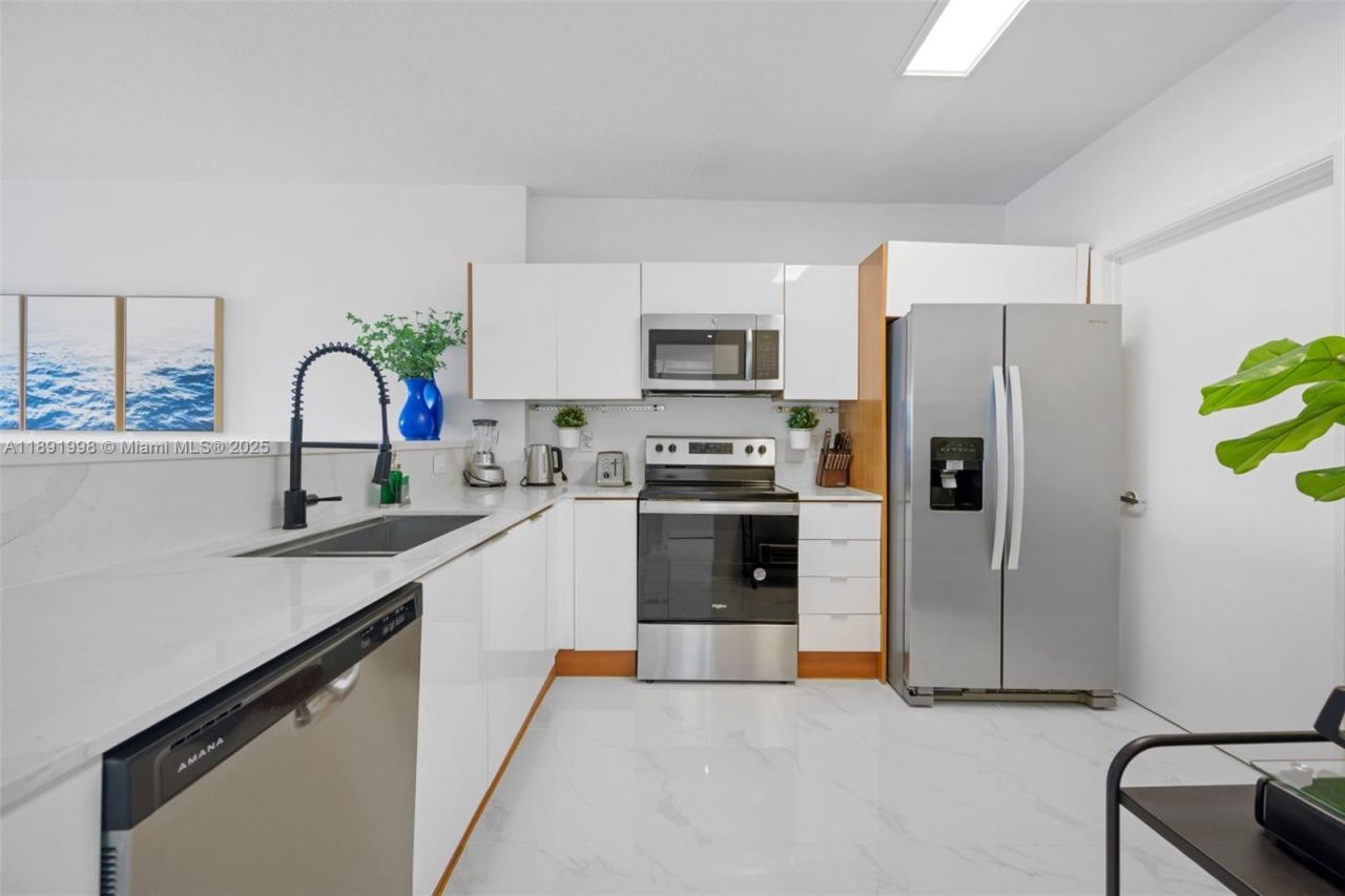 18100 N Bay Rd, Unit 708, Sunny Isles Beach, FL 33160 Photo