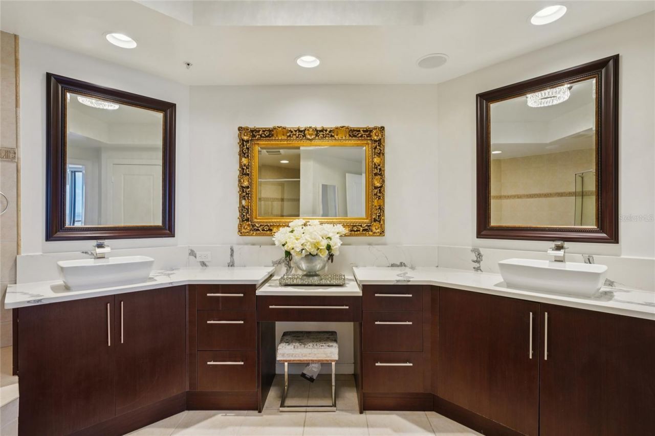 5823 Bowen Daniel Drive, Unit 902, Tampa, FL 33616 Photo