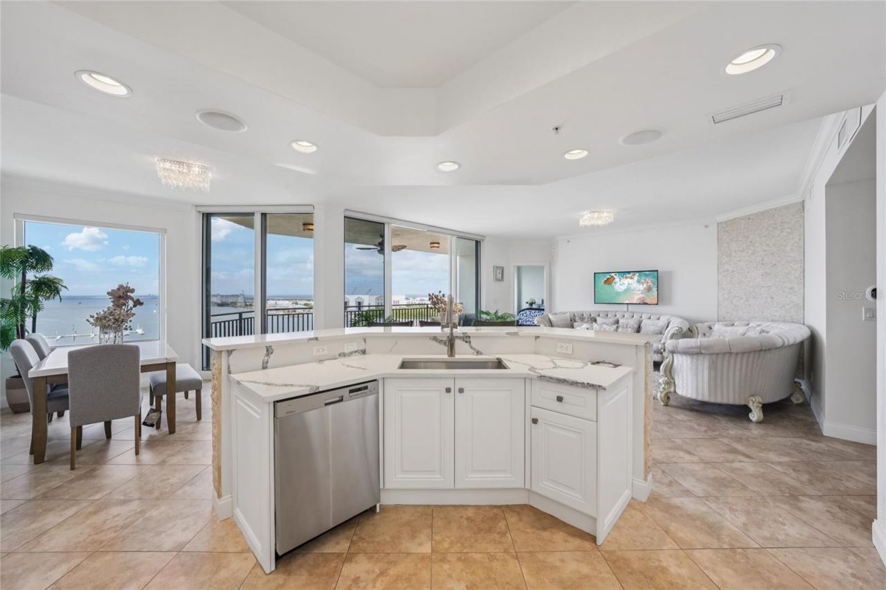 5823 Bowen Daniel Drive, Unit 902, Tampa, FL 33616 Photo