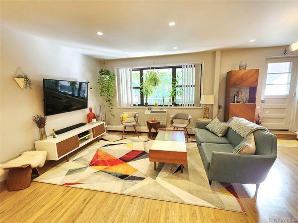 25 Park Place, Unit 3R, Great Neck Plaza, NY 11021