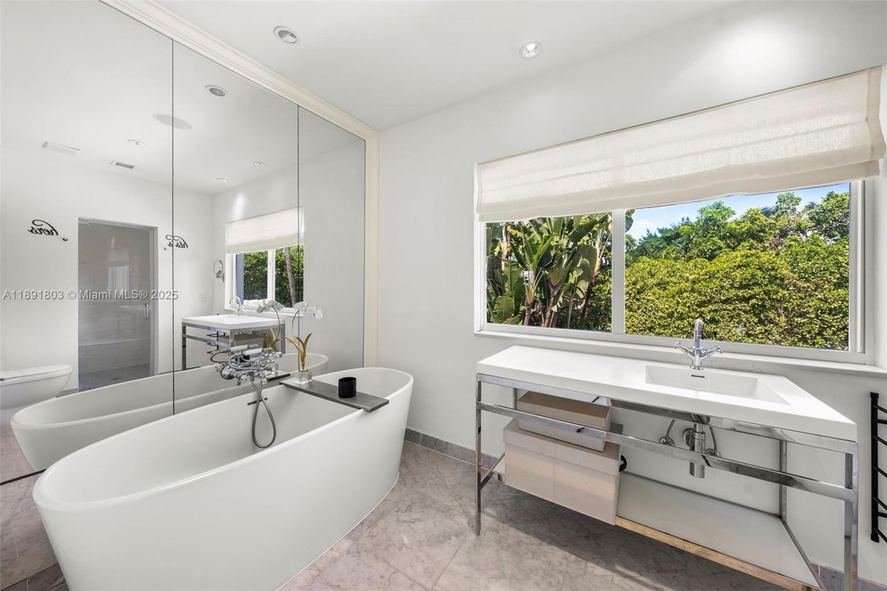 2701 N Bay Rd, Miami Beach, FL 33140 Photo