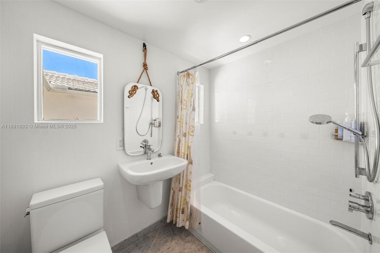 2701 N Bay Rd, Miami Beach, FL 33140 Photo