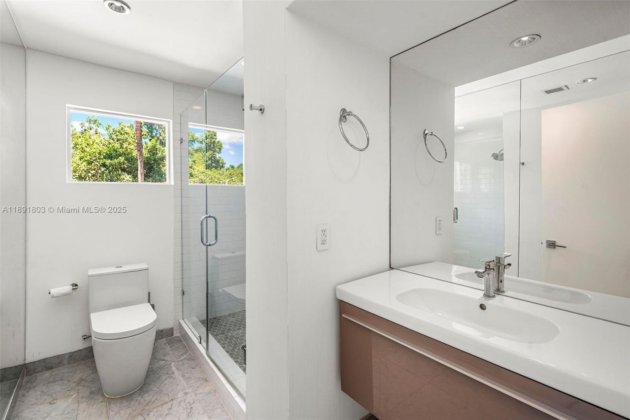 2701 N Bay Rd, Miami Beach, FL 33140 Photo