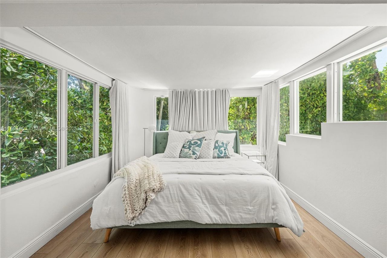 2701 N Bay Rd, Miami Beach, FL 33140 Photo