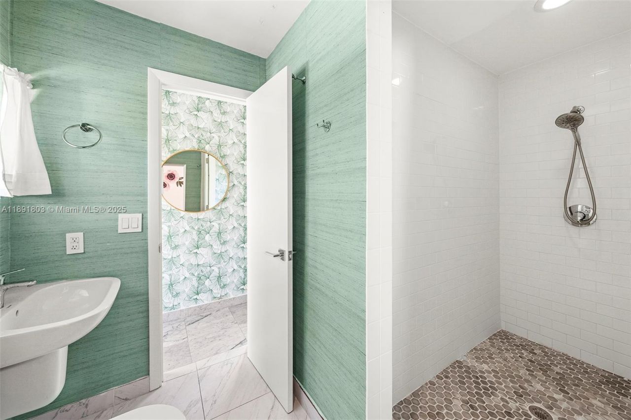 2701 N Bay Rd, Miami Beach, FL 33140 Photo