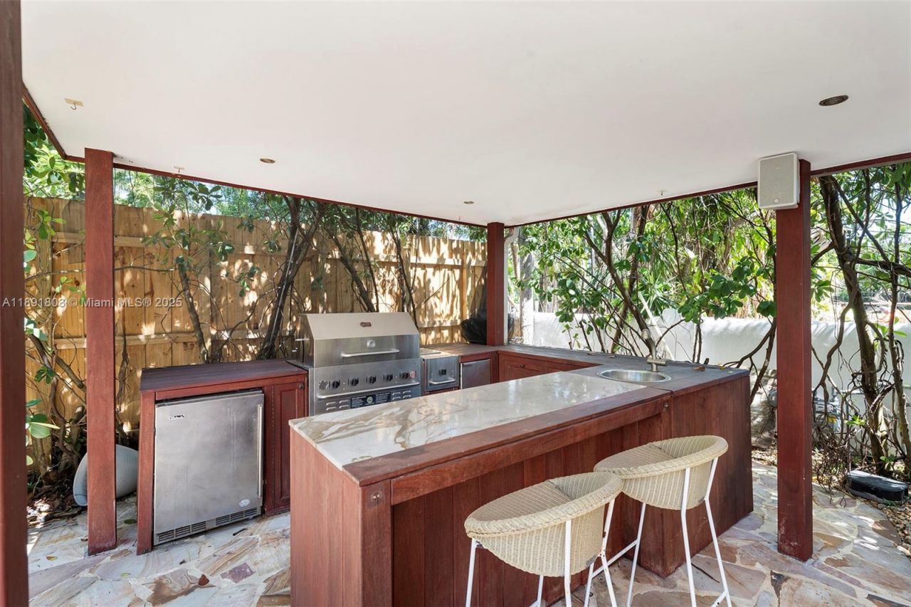 2701 N Bay Rd, Miami Beach, FL 33140 Photo