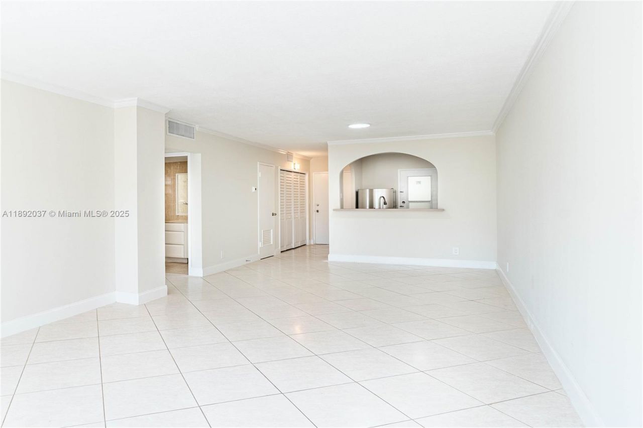 2555 NE 11th St, Unit 310, Fort Lauderdale, FL 33304 Photo