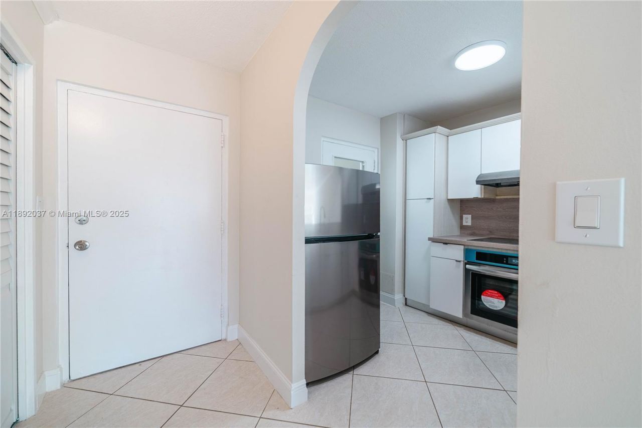 2555 NE 11th St, Unit 310, Fort Lauderdale, FL 33304 Photo