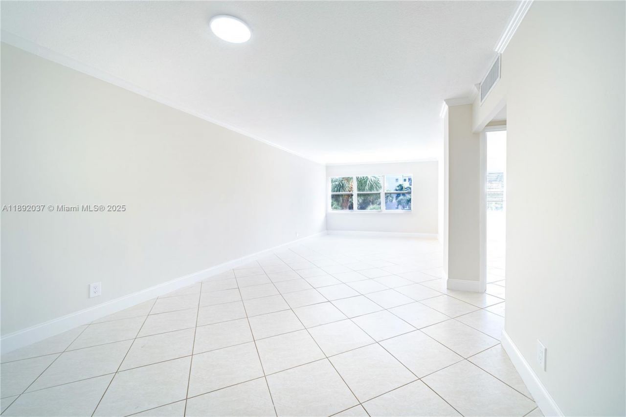2555 NE 11th St, Unit 310, Fort Lauderdale, FL 33304 Photo