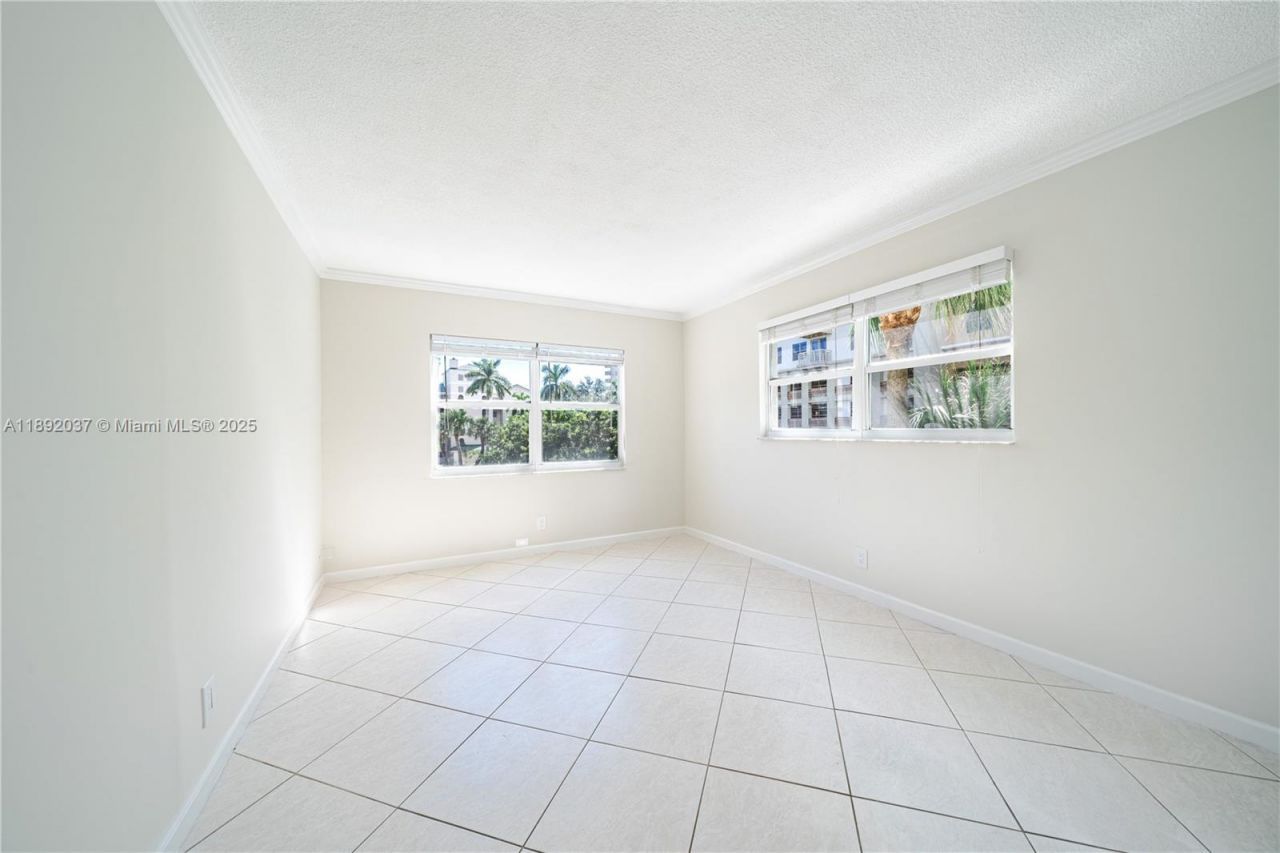 2555 NE 11th St, Unit 310, Fort Lauderdale, FL 33304 Photo