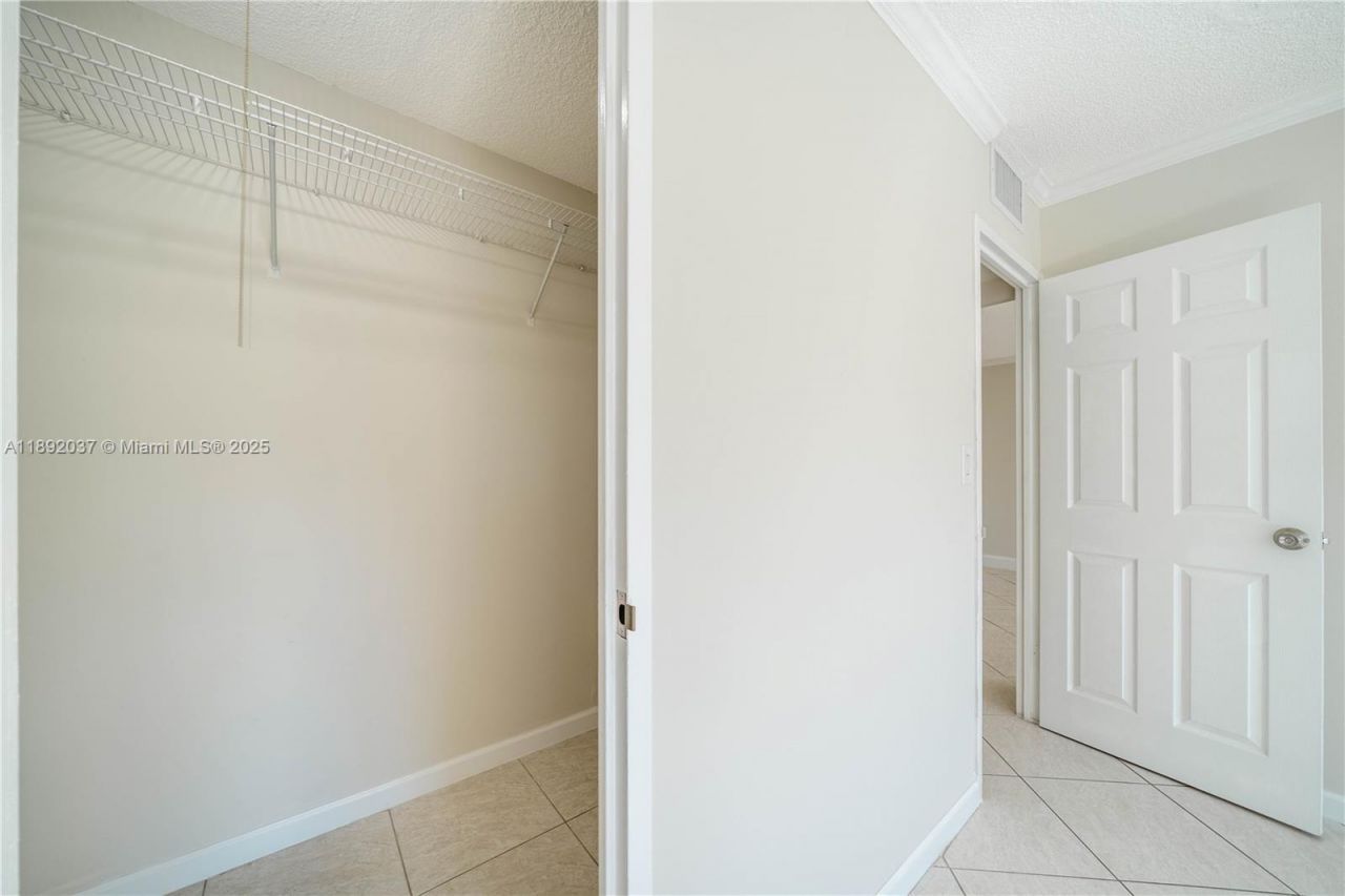 2555 NE 11th St, Unit 310, Fort Lauderdale, FL 33304 Photo