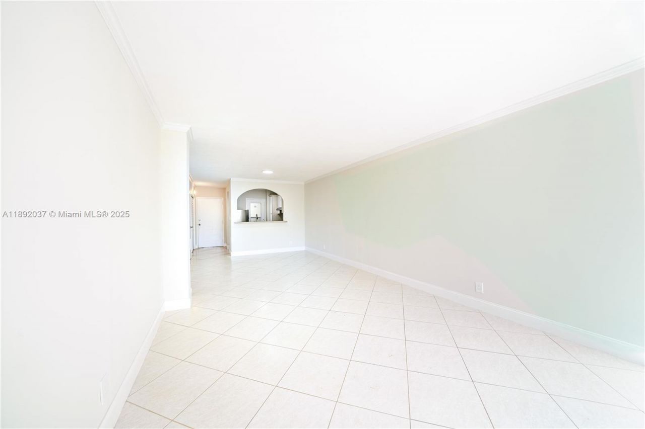 2555 NE 11th St, Unit 310, Fort Lauderdale, FL 33304 Photo