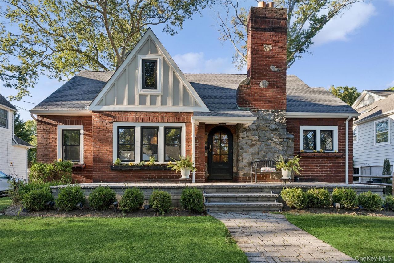 19 Margaret Boulevard, Merrick, NY 11566 Main Photo