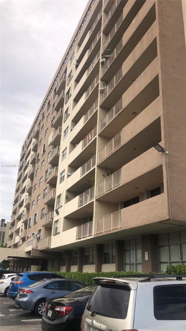 4675 W 18th Ct, Unit 1011, Hialeah, FL 33012 Photo