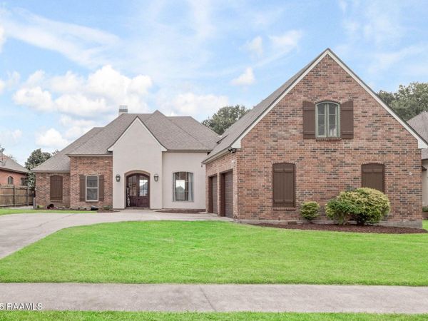 108 Queen Of Peace Drive, Lafayette, LA 70508