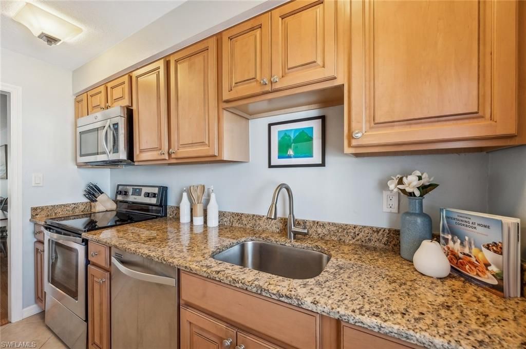 72 7th St S, Unit 305, Naples, FL 34102 Photo