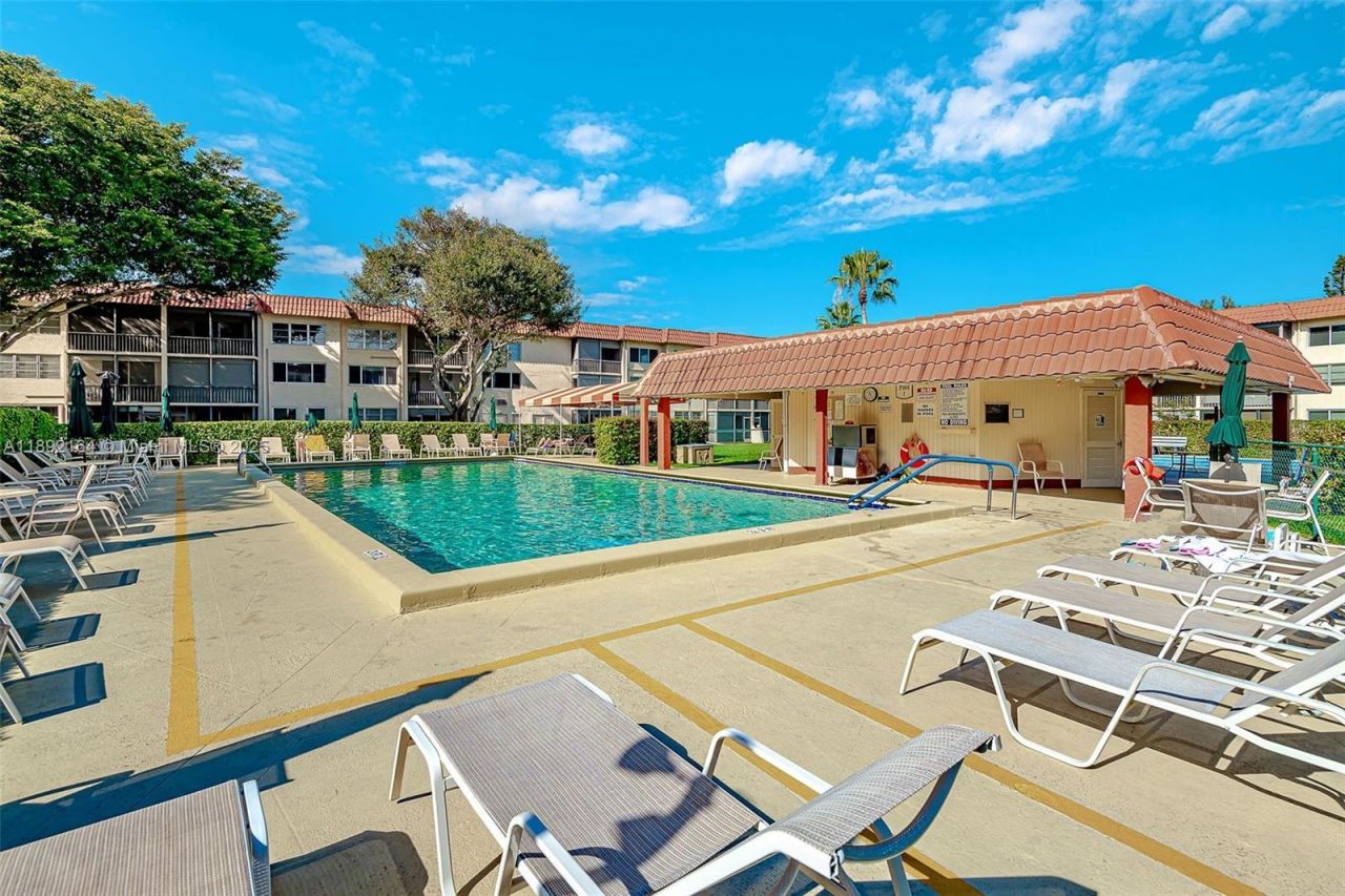 9410 N Hollybrook Lake Dr, Unit 11-109, Pembroke Pines, FL 33025 Photo