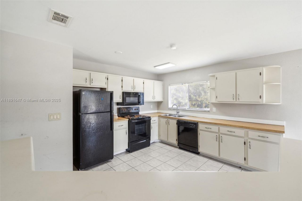 301 SE Whitmore Dr, Port Saint Lucie, FL 34984 Photo