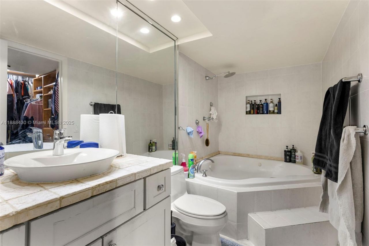 19440 NE 26th Ave, Unit 53B, Miami, FL 33180 Photo