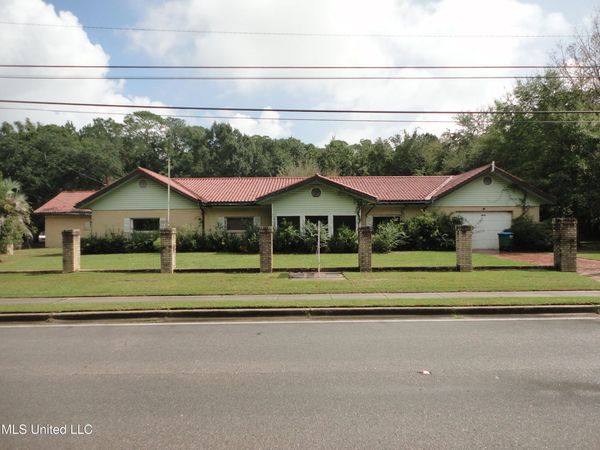 1916 Ladnier Road, Gautier, MS 39553